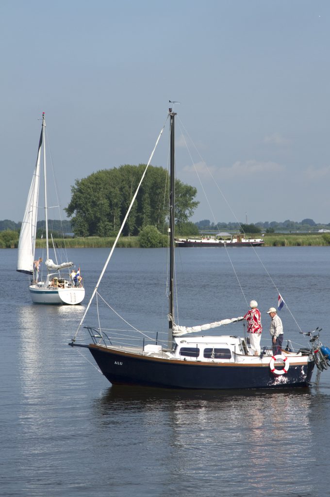 Oudere zeilers op het Sneekermeer in Friesland, 26 juni 2010.