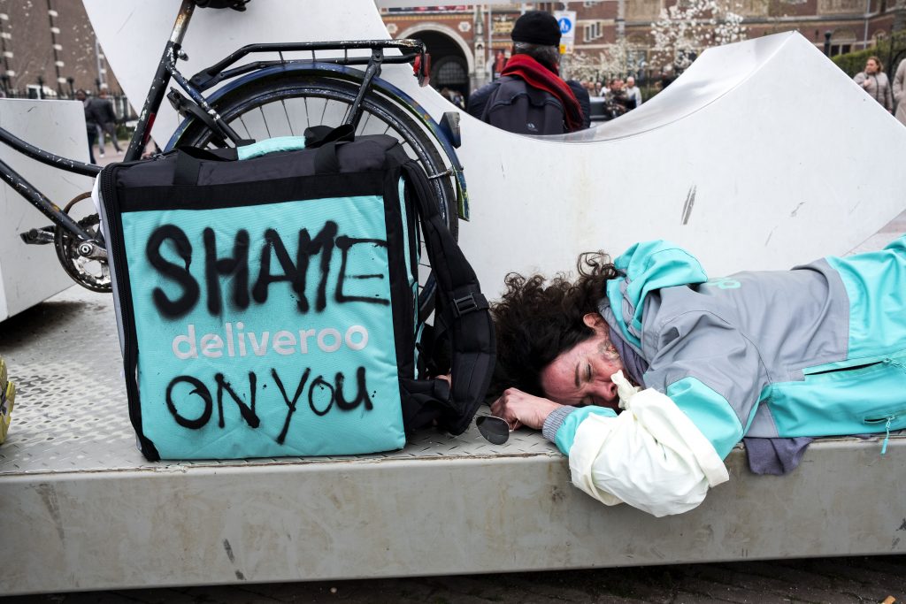 Deliveroo-bezorgers protesteren tegen de slechte arbeidsvoorwaarden. Actoe van vakbond FNV, 13 april 2018, Amsterdam.
