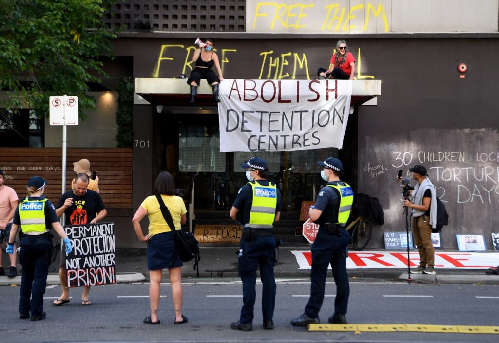 Activisten protesteren bij een hotel inMelbourne waar vluchtelingen worden vastgehouden, 2 januari 2022.