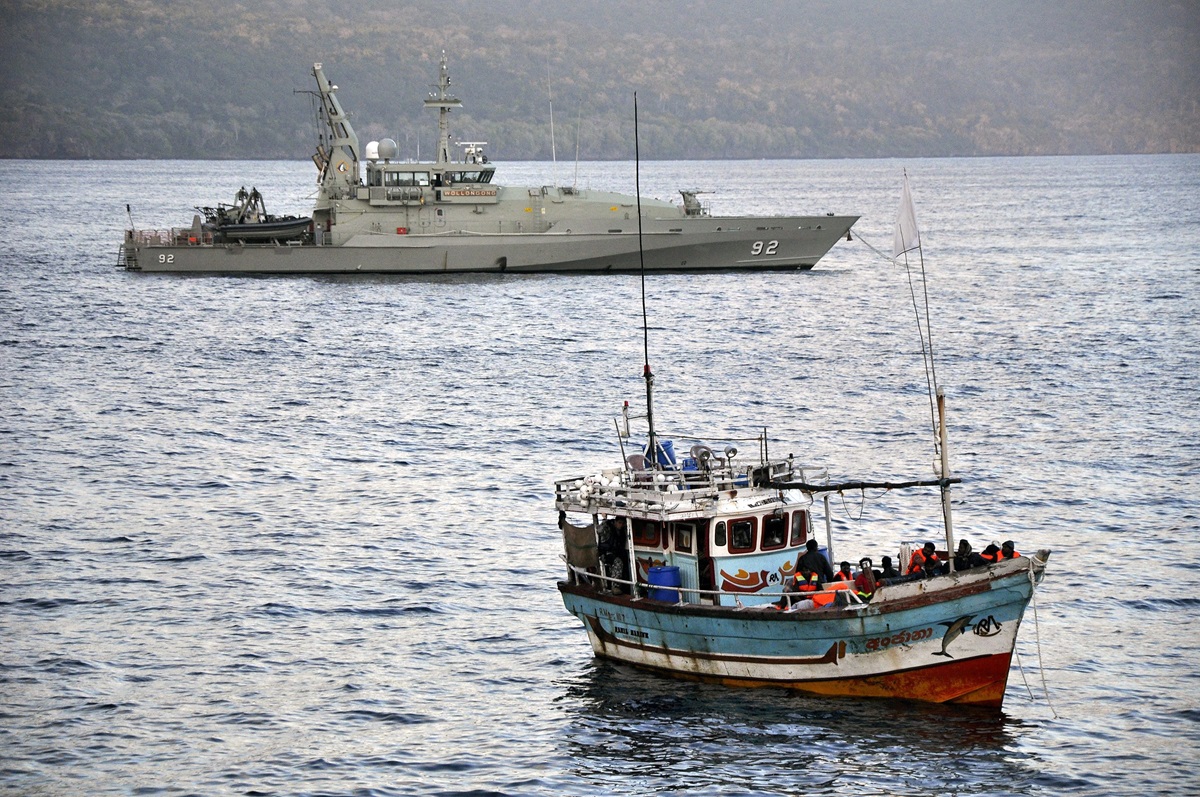 Australisch marineschip escorteert een schip met vluchtelingen in de buurt van Christmaseiland, 17 augustus 2012.