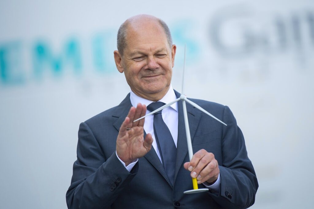 SPD-leider Olaf Scholz tijdens een bezoekaan een windmolenbouwplaats. Cuxhaven, 25 augustus 2022.