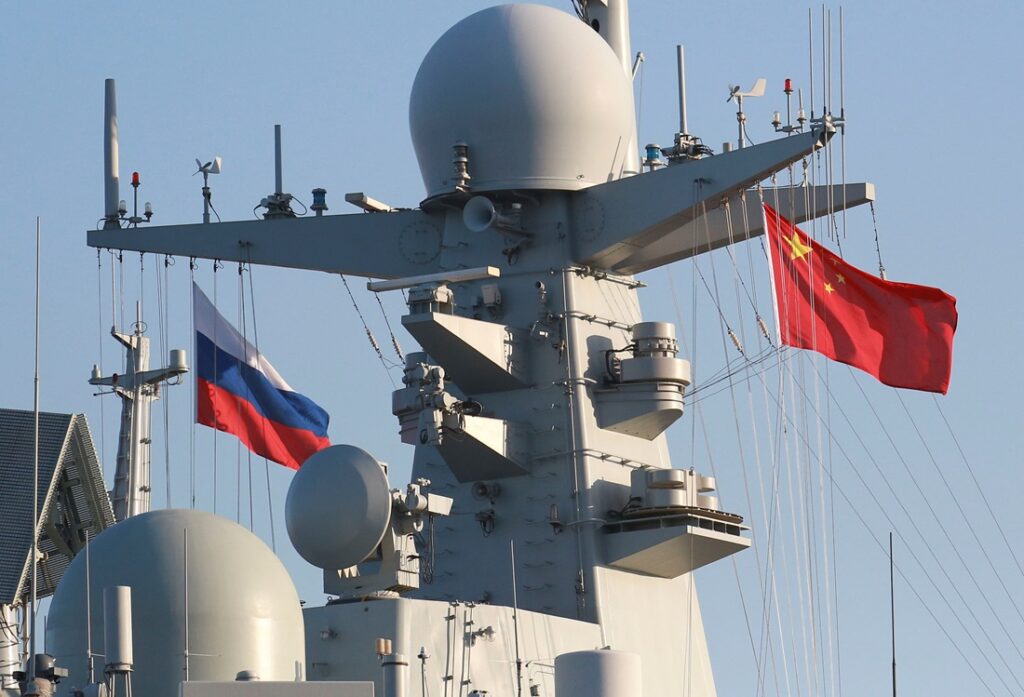 Chinese-en-Russische-vlaggen-op-een-Chinees-schip.-Sint-Petersburg-27-juli-2017.