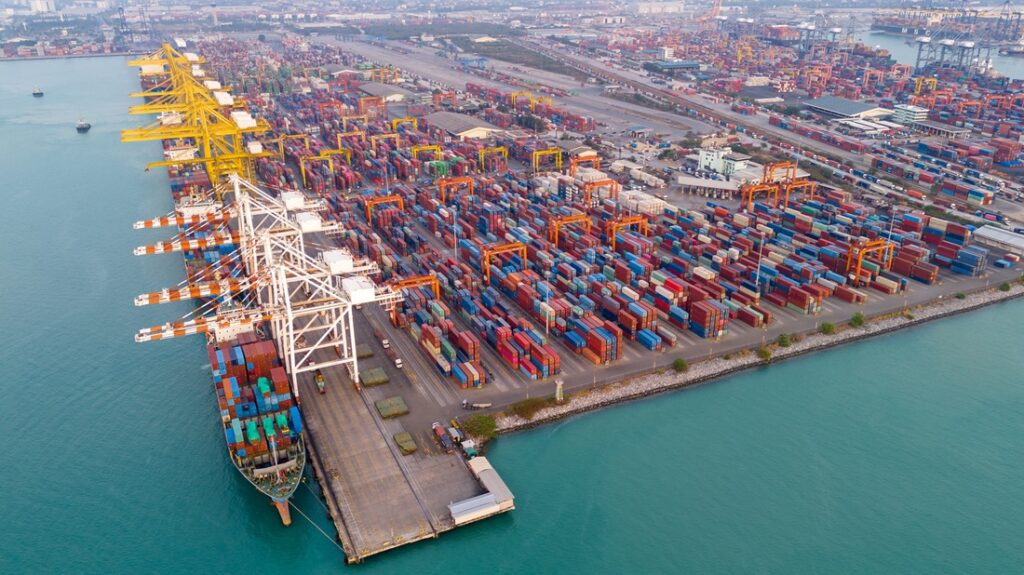 De haven van Shanghai, de grootste ter wereld.