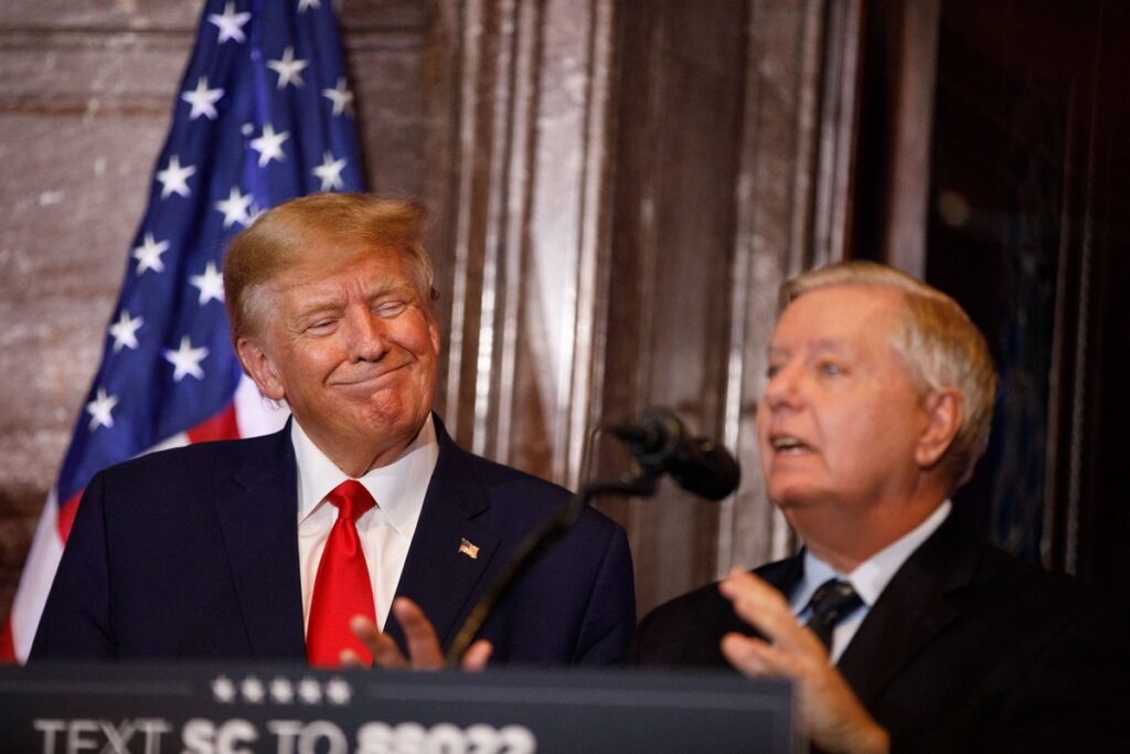 Trump met senator Lindsey Graham tijdens een campagnebijeenkomstin South Carolina, 28 januari 2023.