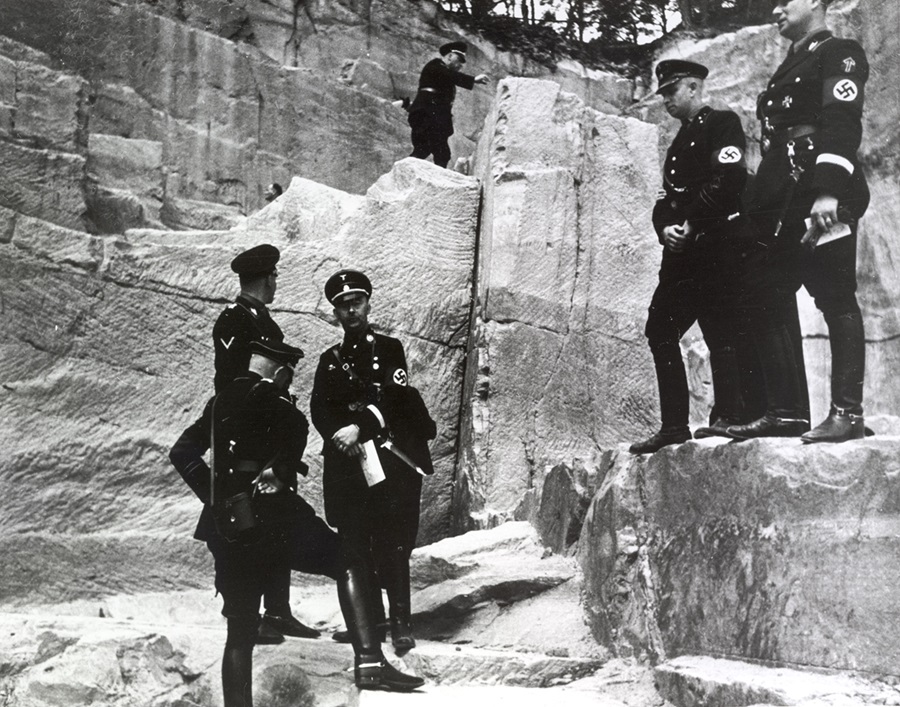 Nazi-topman-Heinrich-Himmler-midden-in-een-steengroeve-in-de-Palts-waar-zich-oude-Germaanse-runensymbolen-zouden-bevinden-1935