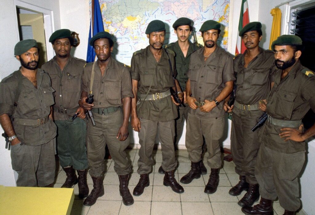 De Nationale Militaire Raad van Desi Bouterse (derde van rechts), vlak na de staatsgreep, 15 augustus 1980.