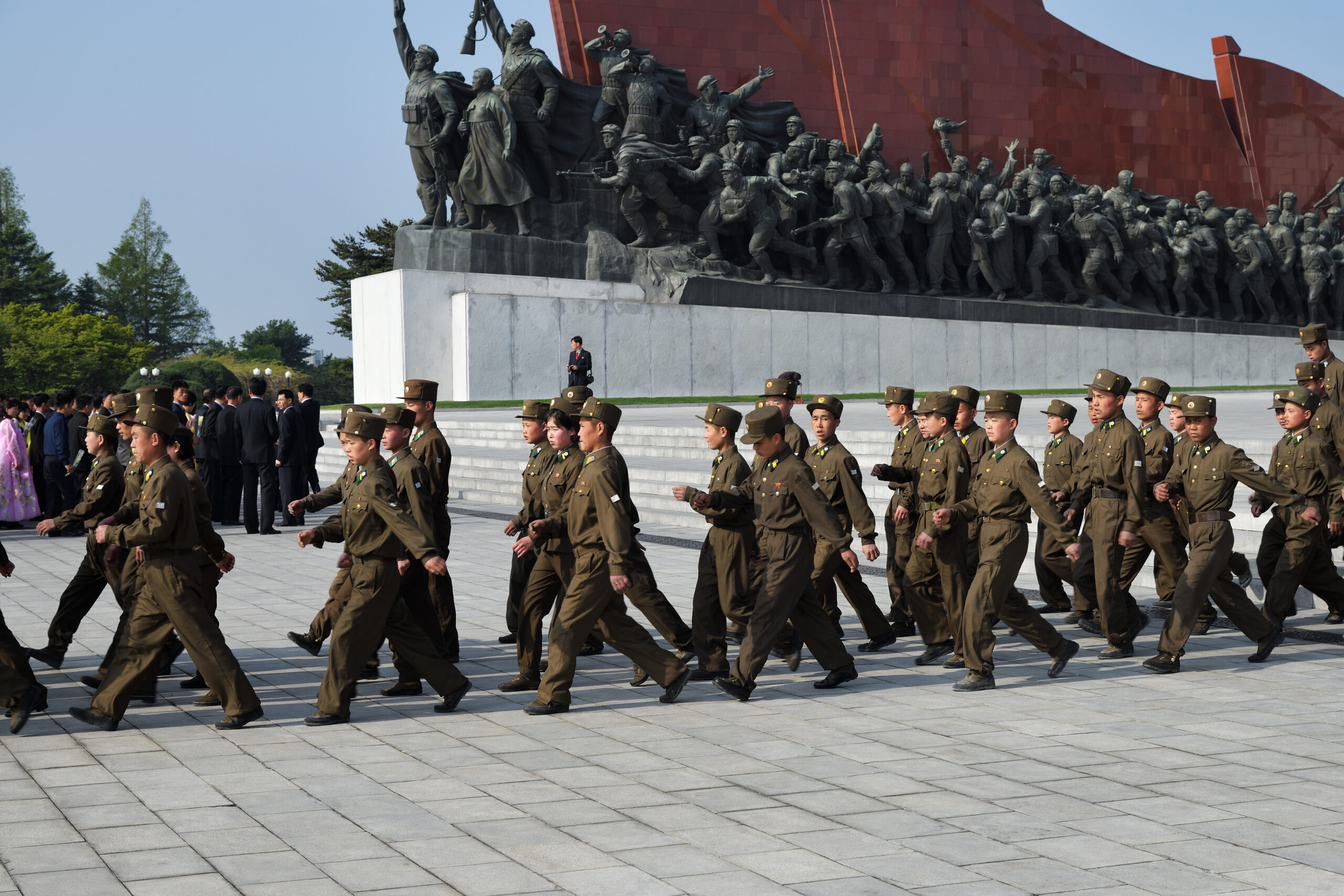 Noord-Koreaanse soldaten marcheren langs het Mansudae monument in Pyongyang, Noord-Korea, 1 mei 2019. Editorial credit Oleg Znamenskiy Shutterstock.com