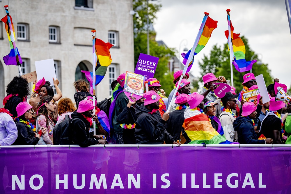 Tijdens de Pride-botenparade in Amsterdam protesteert de stichting LGBT Asylum Support tegen de strafbaarstelling van illegaliteit, 2 augustus 2025.