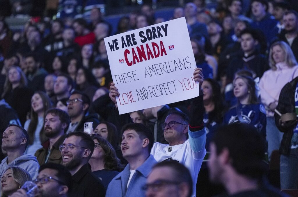 Een Amerikaan maakt zijn excuses tijdens een ijshockeywedstrijd in Vancouver, 2 april 2025.