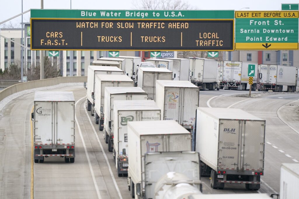 Een lange rij vrachtwagens bij de grens tussen Canada en de VS. Trumps importtarievenbemoeilijken de handel tussen beide landen. Michigan, 29 januari 2025.