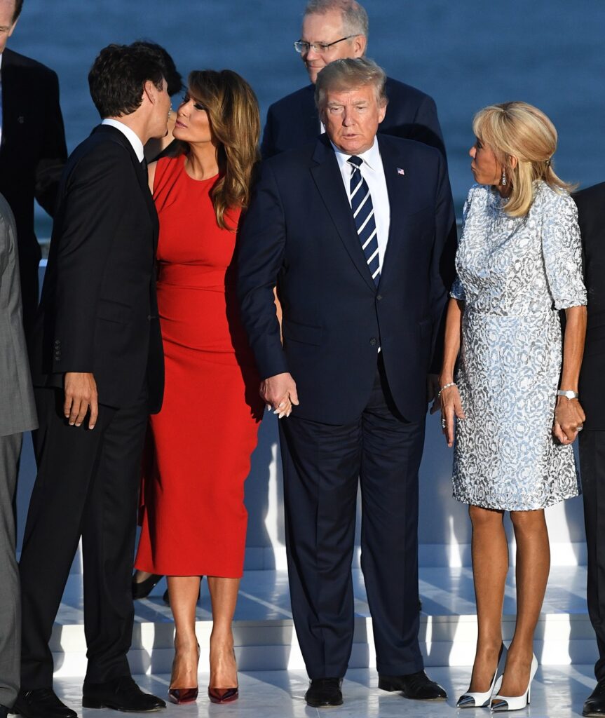 Trudeau kust Melania, Trump staat erbeteuterd bij. Biarritz, 25 augustus 2019.