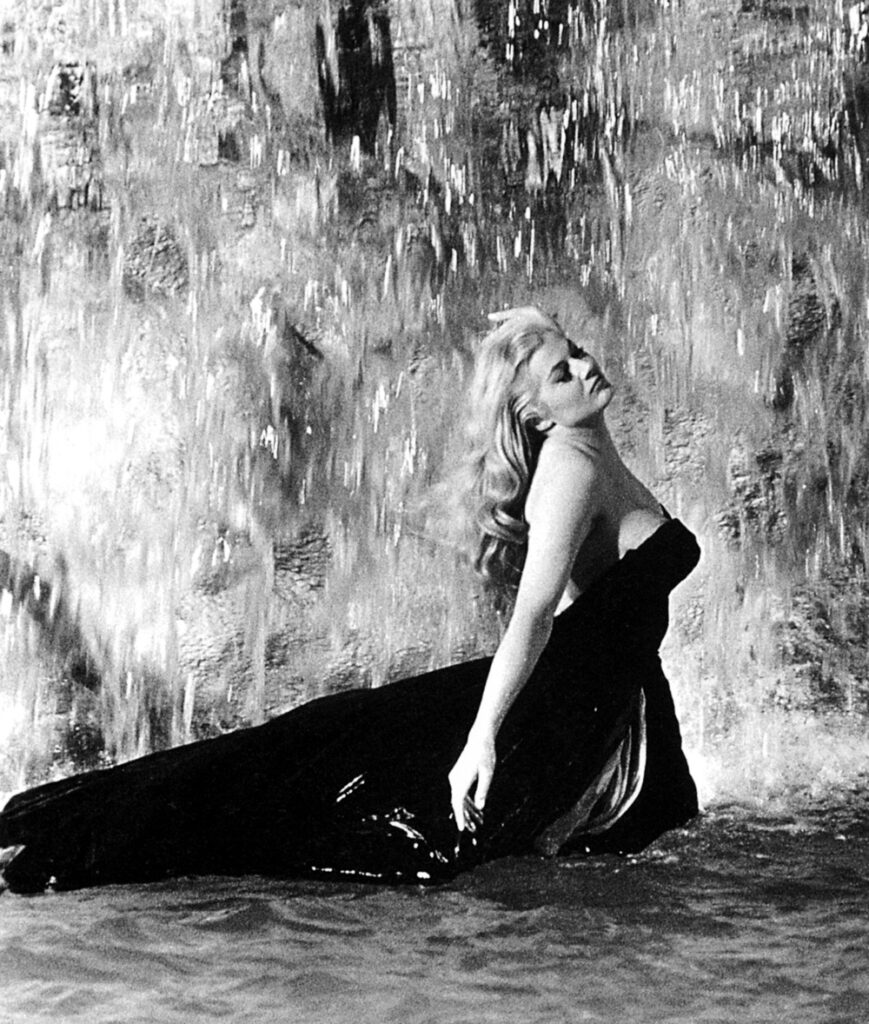 Anita Ekberg in de Trevi-fontein in La Dolce Vita, 1960.