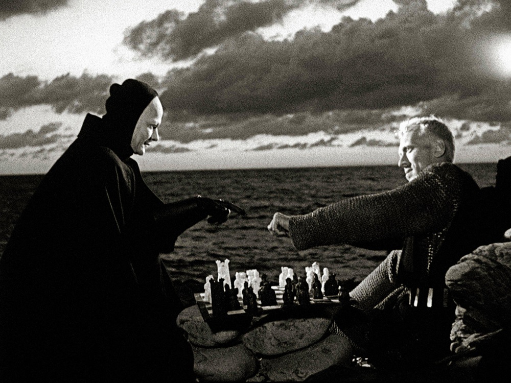 Bengt Ekerot en Max von Sydow (rechts) schaken op het strand in Het zevende zegel, 1957.