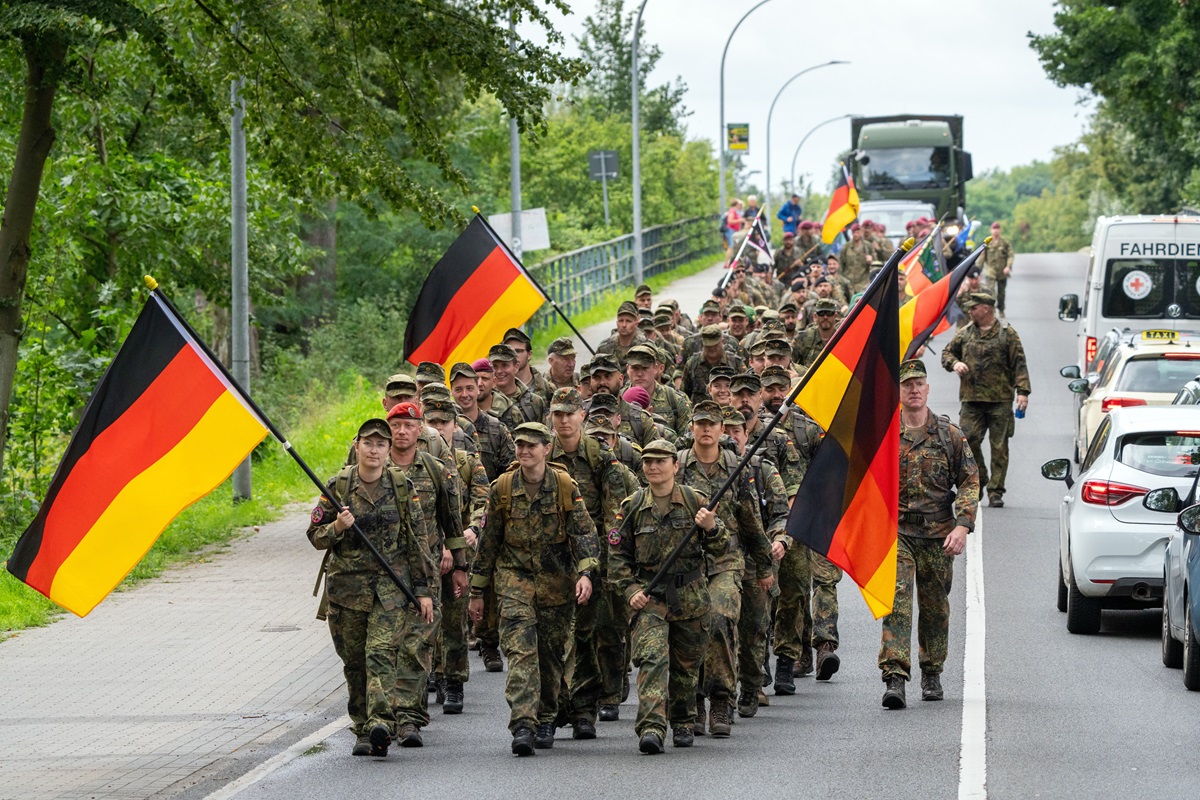 Duitse soldaten houden een mars van Werder naar Potsdam ter ere van gevallen collega's, 28 juli 2025