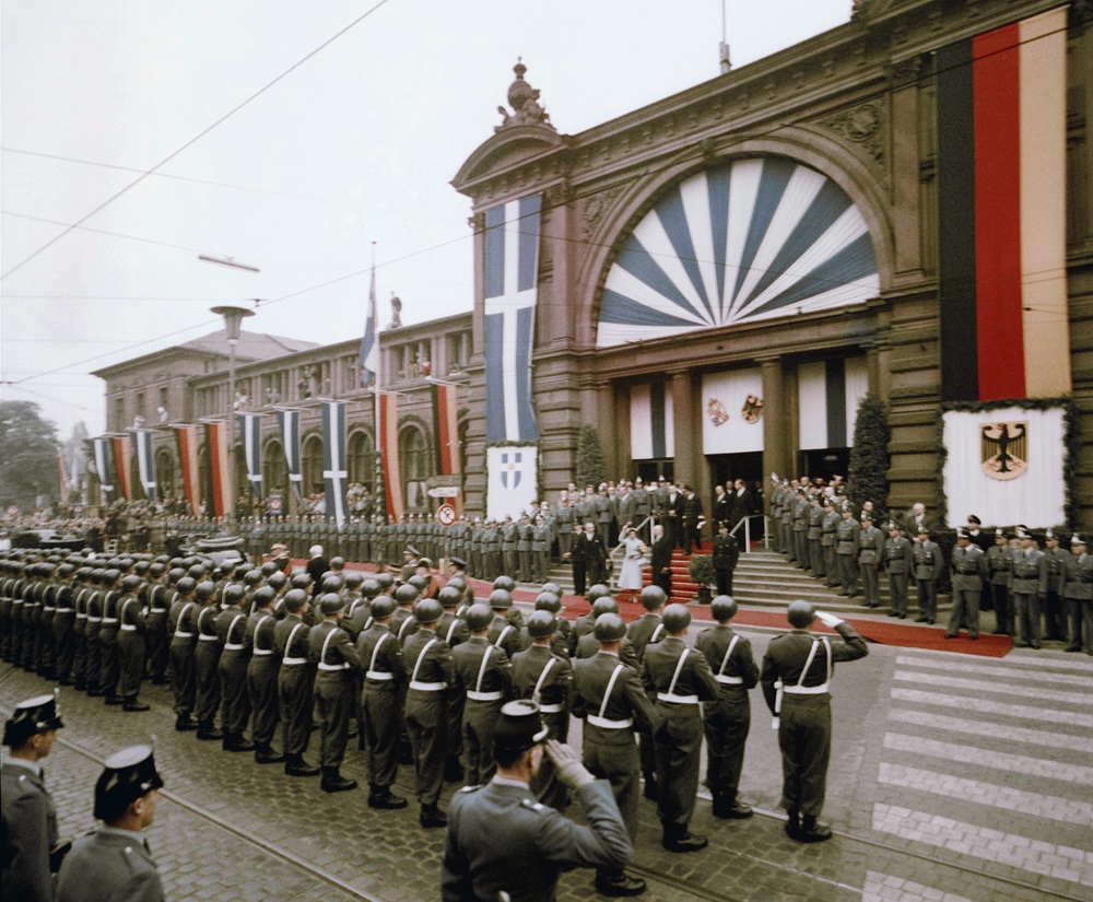 Kort na de oprichting van de Bundeswehr verwelkomen soldaten de koning en koningin van Griekenland op het station van Bonn, 16 september 1956
