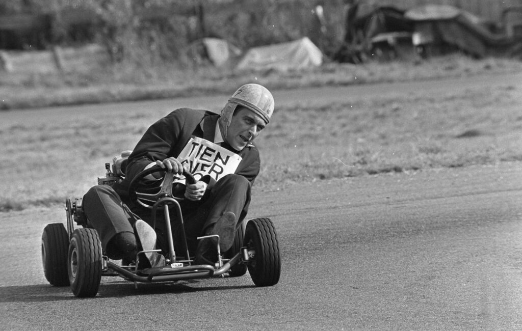 Han Lammers wint in 1967 een kartwedstrijd voor politici. Hij draagt daarbij een T-shirt met de tekst ‘Tien over Rood’: het manifest van Nieuw Links.