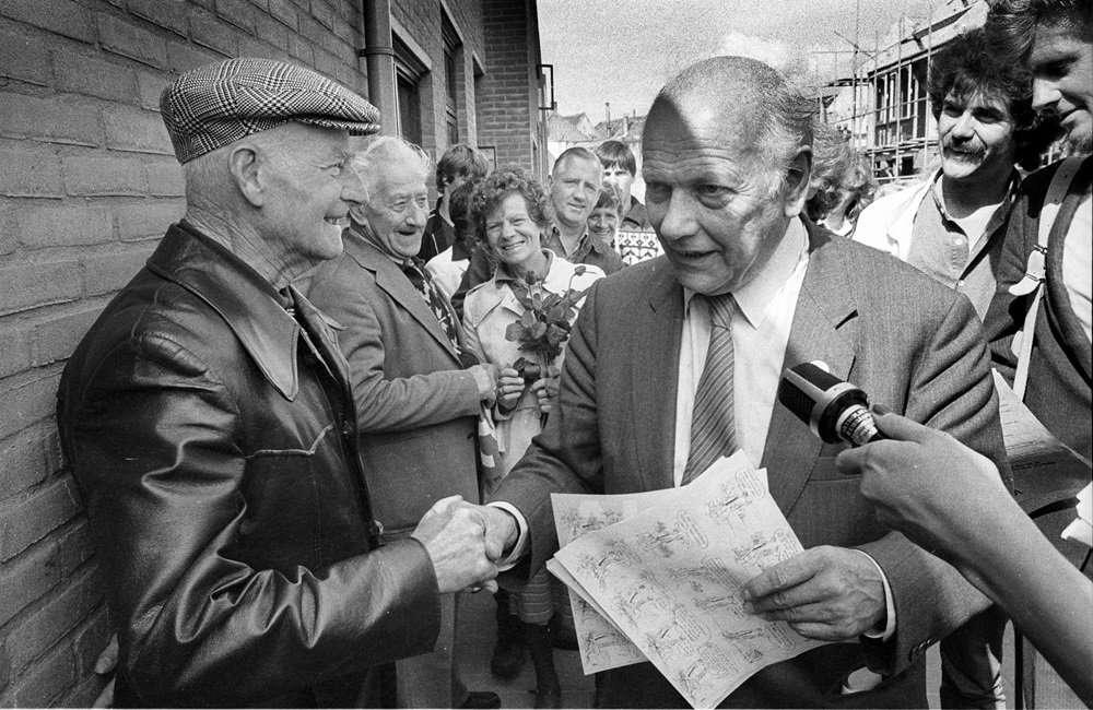 Joop den Uyl op verkiezingscampagne voor de PvdA. Breda, 1982.
