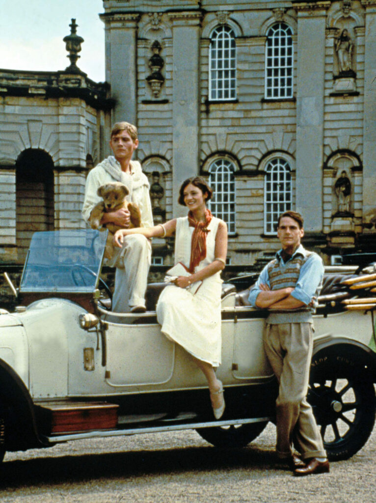 Andrews en Irons met Diana Quick als JuliaFlyte bij Castle Howard, Brideshead Castle in de televisieserie.