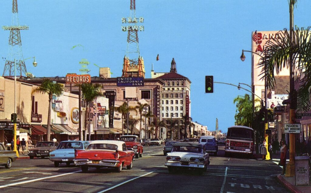 Op Colorado Street in Pasadena pronken Amerikanen met hun luxe auto’s, 1965.