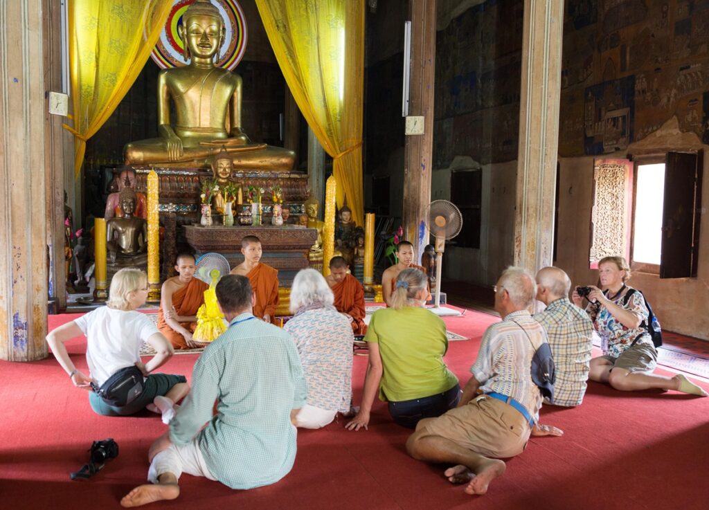 Westerse toeristen in een boeddhistische tempel in Cambodja, 22 februari 2018.