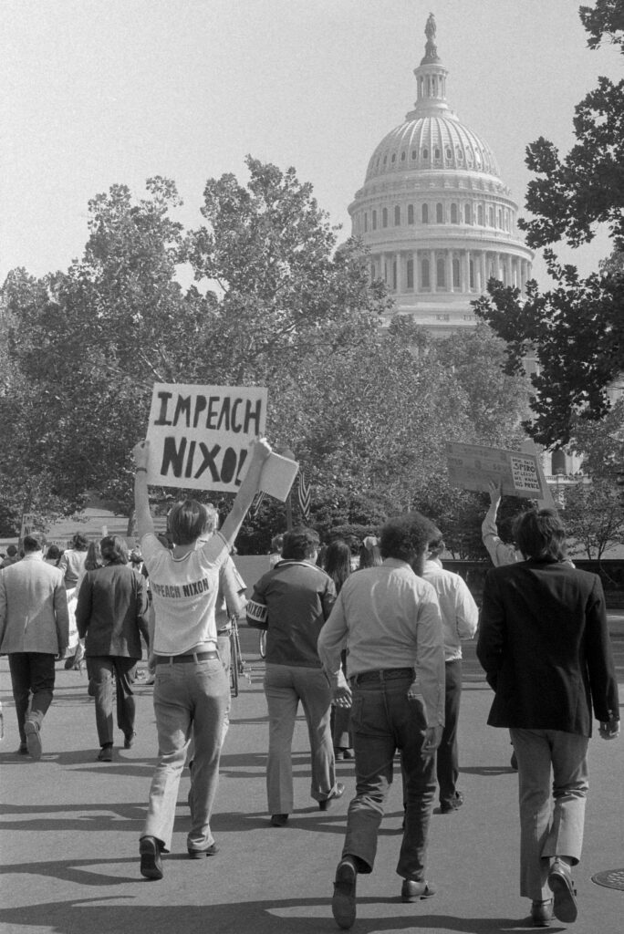 Demonstranten bij het Capitool eisen de afzetting van president Nixon, 22 oktober 1973.