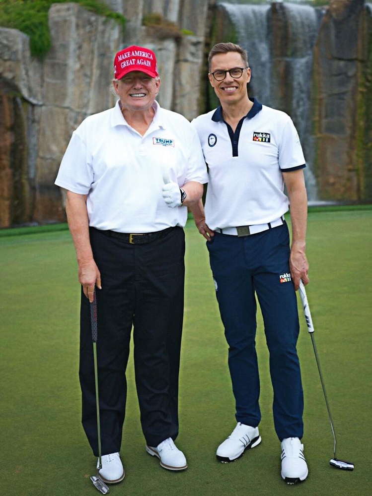 Presidenten Donald Trump en AlexanderStubb op de golfbaan in Mar-a-Lago, 29 maart 2025