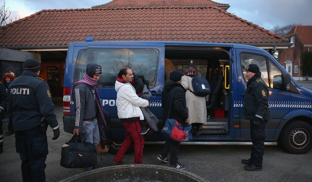 De Deense politie heeft een Syrisch gezin opgepakt tijdens een identiteitscontrole in een trein, die op 6 januari 2016 in Padborg aankwam.