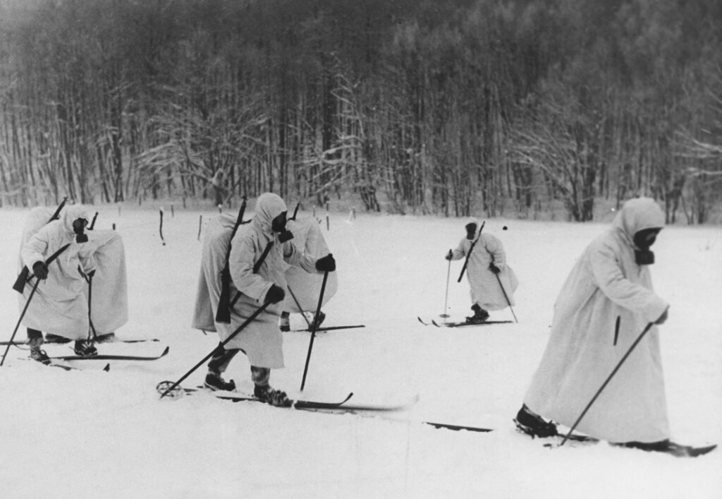 Finse soldaten op ski’s en met gasmaskers tijdens deWinteroorlog, 1940