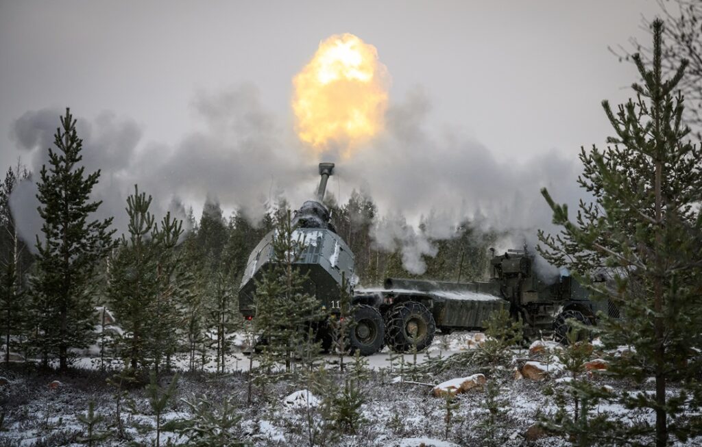 Artillerievuur van een Archer houwitser tijdens een NAVO-oefening in Finland,20 november 2024.