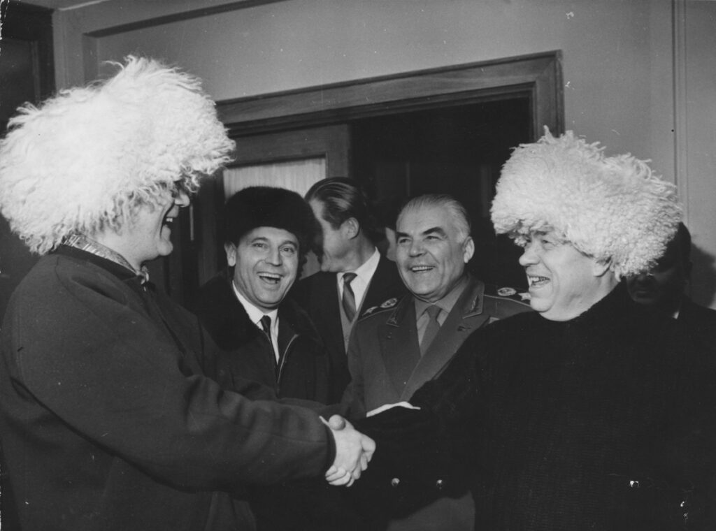 De Finse president Urho Kekkonen (links) gaat jagenmet Sovjetleider Nikita Chroesjtsjov, 1 december 1963.