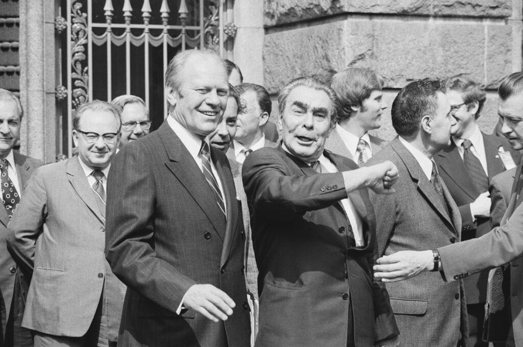 Sovjetleider Leonid Brezjnev (rechts) en de Amerikaanse president Gerald Ford na ondertekening van de Helsinki-akkoorden over veiligheid inEuropa, 2 augustus 1975.